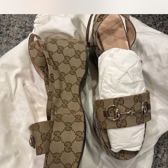 Gucci Brown Sandals with Elegant Design - Picture 1 of 3